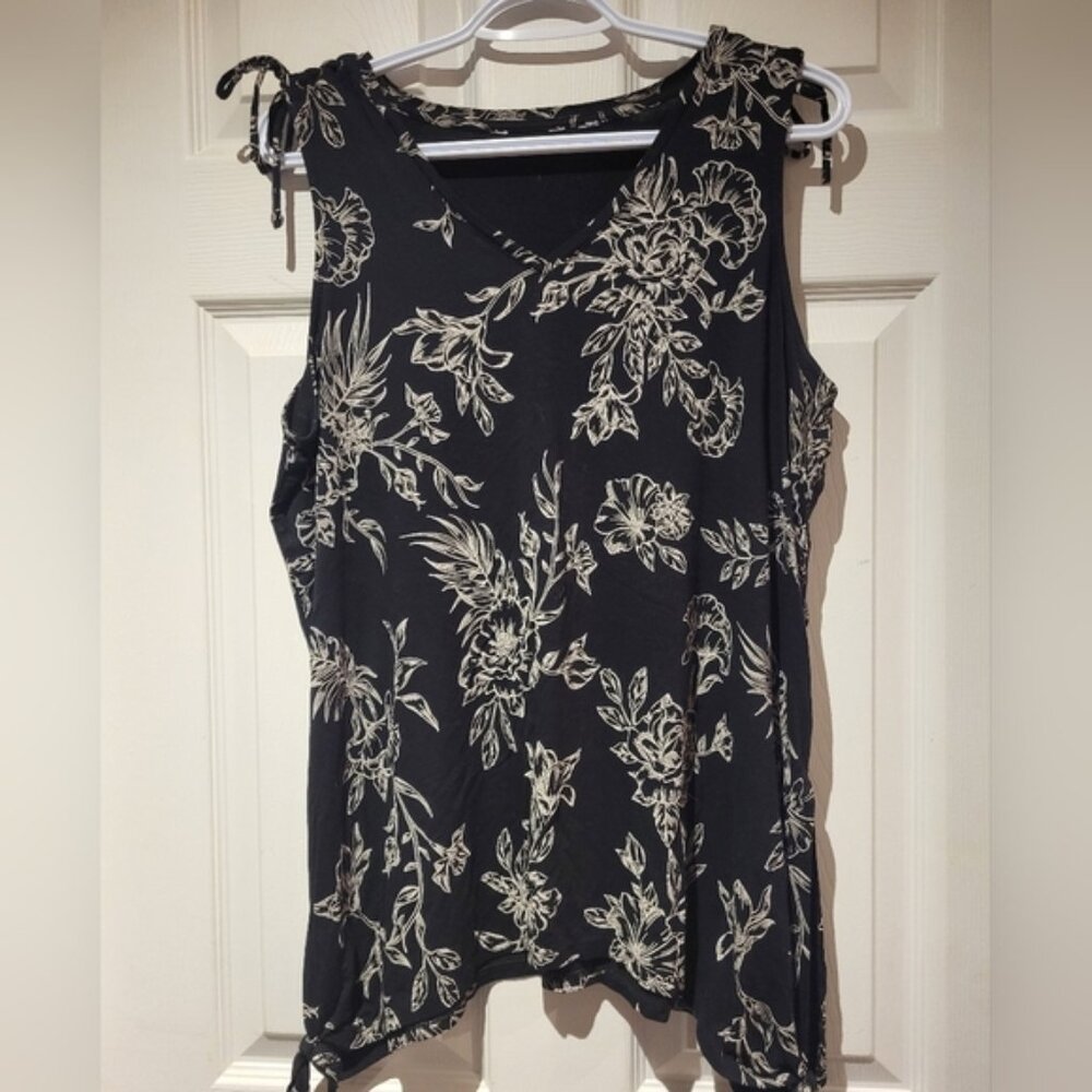 95- black & white sleeveless top